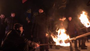 Запрет на знаменитый “бандеровский” символ. Как факельное шествие на Донбассе пережило сопротивление власти