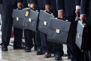 Зеленский разрешил Кабмину снять карантинные ограничения по зарплатам чиновников