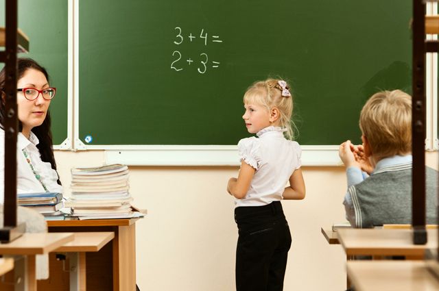 Учителям в 2021 году дважды будут повышать зарплату: когда и насколько