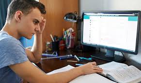 В Украине запускают пилотный проект по ведению школьных электронных журналов и дневников