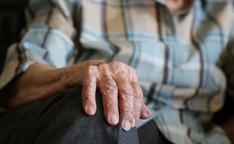 Мошенники обманывают украинских пенсионеров по новой схеме: что нужно знать