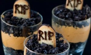 Вкусный Хэллоуин -2020: милые, жуткие и легкие в приготовлении трайфлы -“могилки”