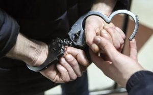За втручання прокуратури взято під варту двох поліцейських, які шахрайським шляхом заволоділи грошима так званого підозрюваного