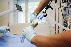 У медзакладах Донеччини 15 пацієнтів з COVID-19 знаходяться на штучній вентиляції легень
