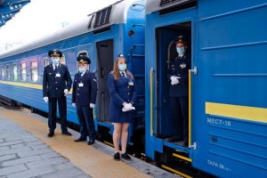“Укрзалізниця” решила закрыть продажу билетов в “красных” зонах и изменить маршруты поездов. Список