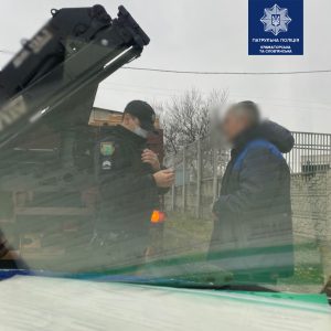 Намагаючись уникнути відповідальності, водій запропонував патрульним неправомірну вигоду