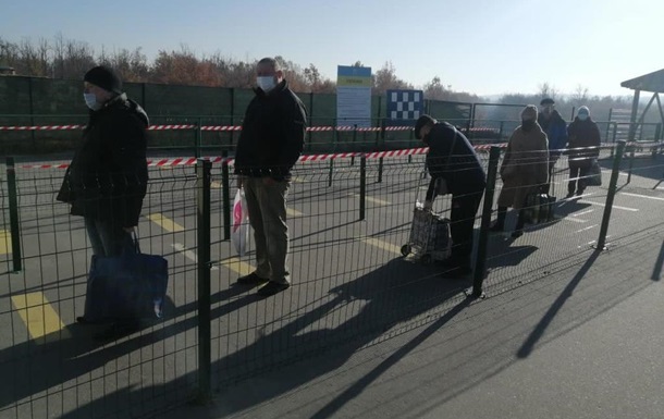 Из семи КПВВ на Донбассе фактически работают только два