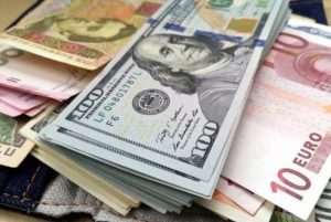 В Украине из-за коронавируса подорожает доллар: сколько будем платить за валюту