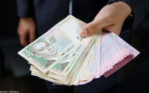 В Украине хотят предусмотреть компенсации за задержку пенсий и зарплат