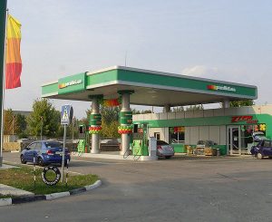 Группа SCM Ахметова продала свою сеть АЗС. Возможные покупатели — налоговики времен Януковича