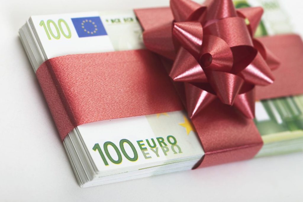 Чиновники теперь могут получать подарки любой стоимости, – решению КС