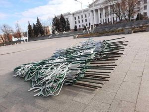 Центральную площадь Краматорска начали украшать к Новому году (фотофакт)