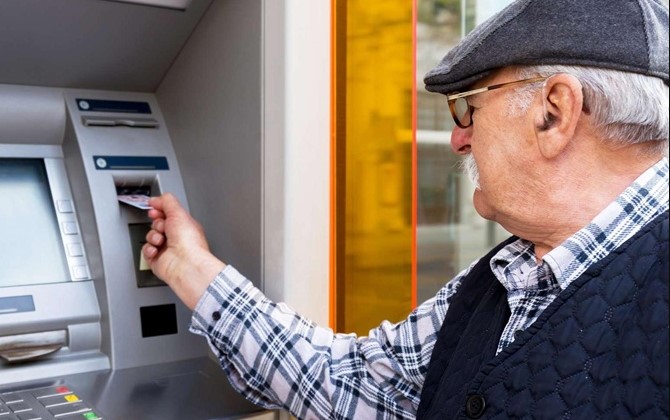 Проверят пенсионеров, которые не снимают пенсию с карты