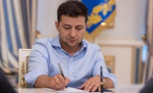 Зеленский подписал закон об обязательном ношении масок в общественных местах и транспорте