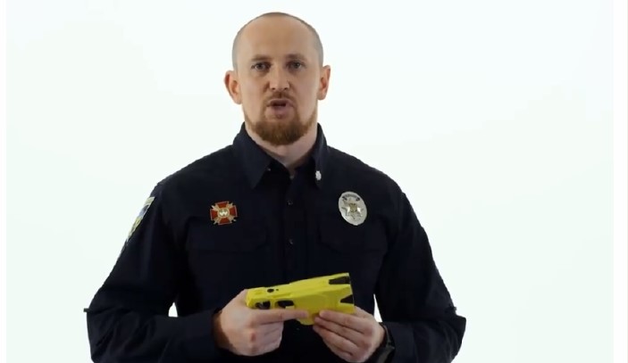 Глава патрульной полиции на себе опробовал  действие нового стреляющего шокера. Видео