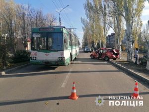 Поліція Слов’янська розслідує ДТП за участі тролейбуса та легкового автомобіля