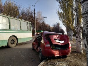 У Слов`янську легкова автівка зіткнулася з тролейбусом