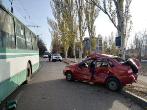 Видео момента столкновения троллейбуса и авто в Славянске