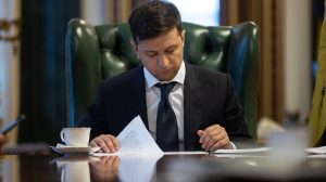 Зеленский подписал закон о наказании за ложь в декларации