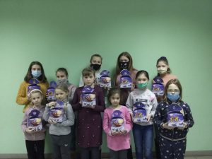 Учасникам “Новорічного дивограю” вручили солодкі подарунки