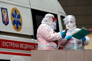 Все ради вакцины: ВОЗ хочет заразить здоровых людей коронавирусом