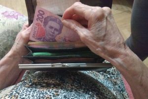 Через месяц в Украине отменят социальную пенсию: как накопить на старость при нехватке стажа