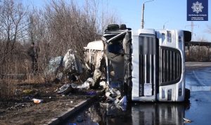 У Краматорську перекинулася вантажівка з паливом