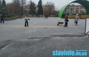 Фотофакт: Центральную площадь Славянска оперативно засыпали песком