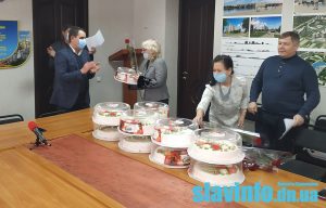 Инвалидам Славянска – сладкие подарки и обещания