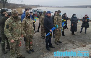 Ко Дню ВСУ: в Славянске возложили цветы к памятным знакам погибших воинов АТО