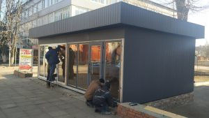 В Славянске продолжают строить торговый павильон, подлежащий сносу