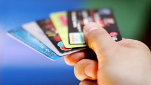 Пластик стоит денег: Бесплатные платежные карты могут исчезнуть