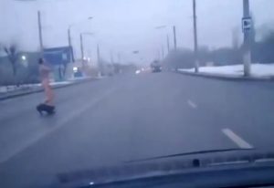 На улице Краматорска был замечен голый гражданин. Видео