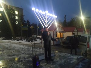 На центральной площади Славянска впервые зажгли Менору в честь праздника Ханука