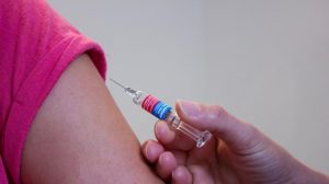 Вакцинация от коронавируса: украинцев разделили на 3 группы