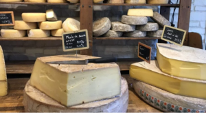 От Великобритании до Багамских островов. Откуда везут сыр на украинские прилавки?