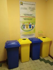 В школах Славянска появились контейнеры для раздельного сбора ТБО: что обеспечил город