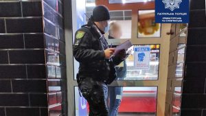Патрульні перевіряють заклади на предмет торгівлі алкогольними напоями у заборонений міською радою час доби