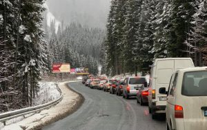 Первый день локдауна: километровые очереди из авто на Буковель показали на фото