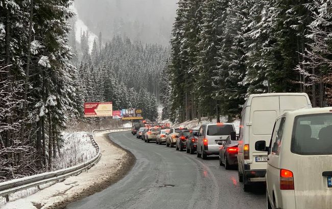 Первый день локдауна: километровые очереди из авто на Буковель показали на фото