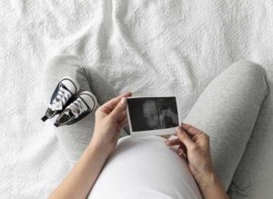 Была под наблюдением, а родила мертвого ребенка: супруги из Славянска обвиняют медиков в гибели младенца