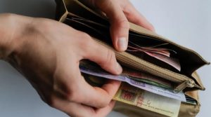 Разрыв между зарплатами по Украине составил больше 10 тысяч гривен: где самые низкие и высокие