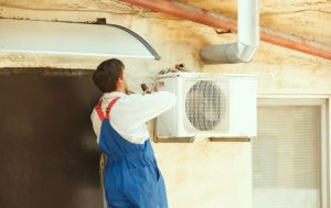 До 3400 гривен штрафа: ВР предлагают наказывать за кондиционеры, капающие на прохожих