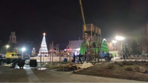 На Соборной площади Славянска демонтируют горку. Праздники завершаются