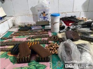 Правоохоронці виявили у мешканця Слов’янська вдома зброю