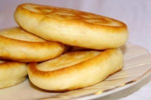 Чтобы оладьи были “воздушней облаков”, есть всего один секрет. Простое тесто на кефире замешивается в два счета, а пышные оладушки растут на глазах