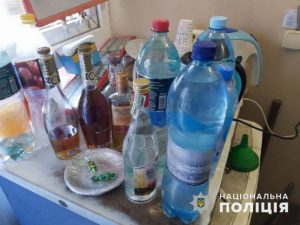 На центральному ринку Слов’янська дільничні поліцейські виявили алкогольний фальсифікат, що продавався на розлив