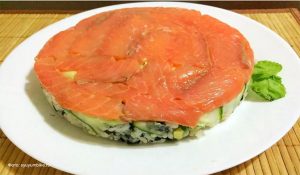 Суши-торт с тунцом и огурцом