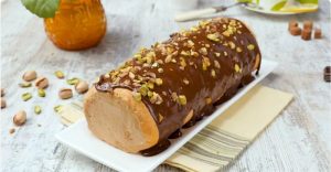 “Нежный” десерт в восточном стиле: бисквитный рулет с начинкой из халвы