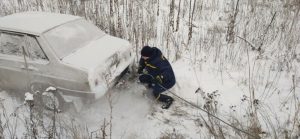 Лиманські рятувальники вилучили автівку зі снігового замету